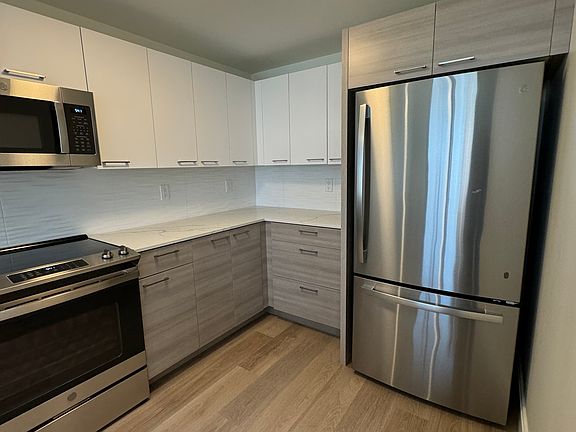 4th image of 1085 Commonwealth Ave