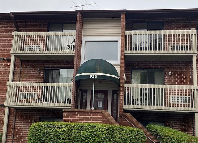 1st image of 920 N Lakeside Dr APT 3C
