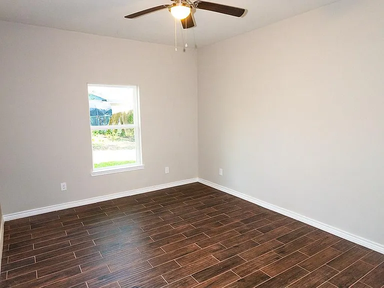 507 E Foley St — Photo 18