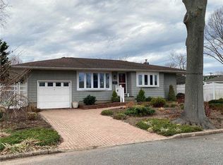 21 Fruitwood Ln, Commack, NY 11725
