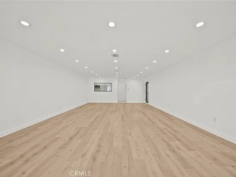 11488 Burbank Blvd — Photo 21