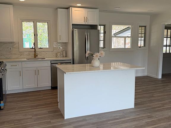 3rd image of 606 Willow Ave