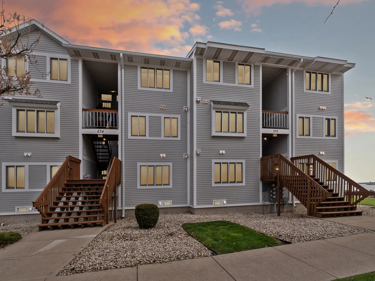 234 W Lakeshore Dr — Photo 2