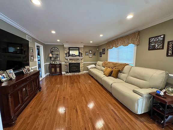 3rd image of 14 Melissa Ln