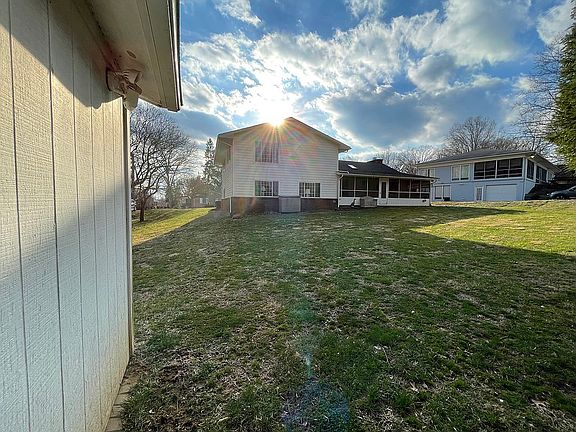 3rd image of 8 Willowbrook Dr