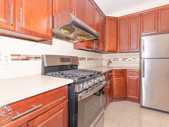 2nd image of 942 Glenmore Ave #4B
