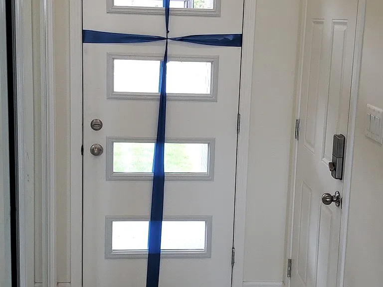 557 Queen Mary Dr — Photo 2