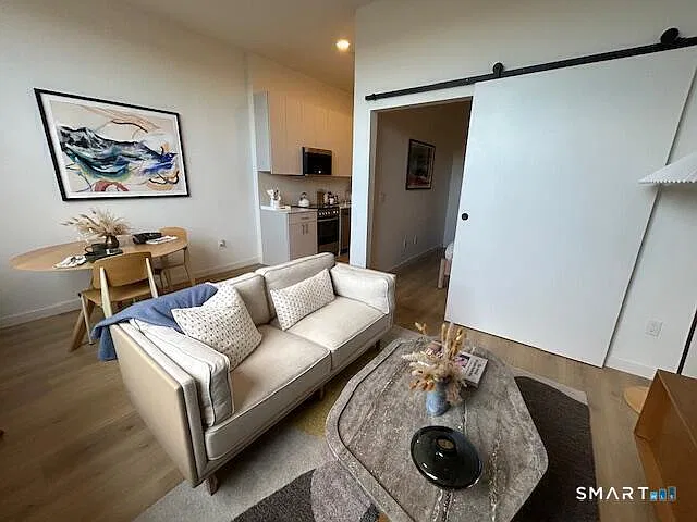 1 bed, 1.0 bath, 550 sqft, $2,167 — Photo 2
