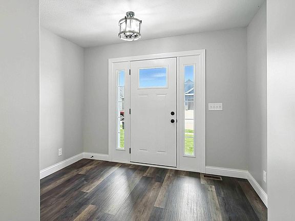 3rd image of 711 Deer Woods Dr