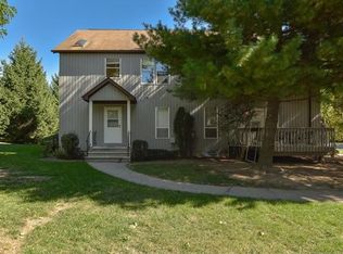 16 Hemlock Cir, Peekskill, NY 10566