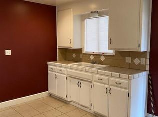 1420 W Wren Dr, Visalia, CA