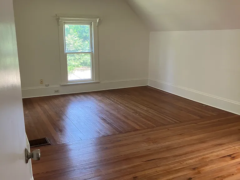 301 Bassett Rd — Photo 22