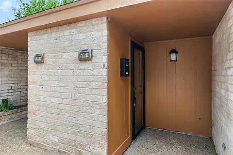5009 Wingfoot Ln #B — Photo 3