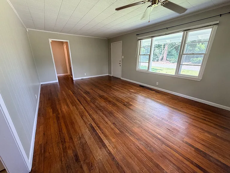 105 Highland Heights Dr — Photo 2