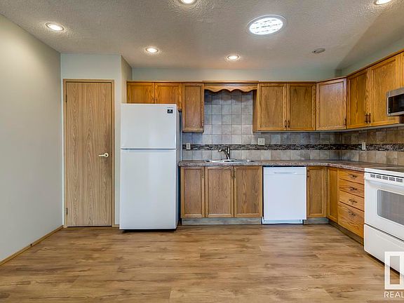 5th image of 7518 138a Ave NW