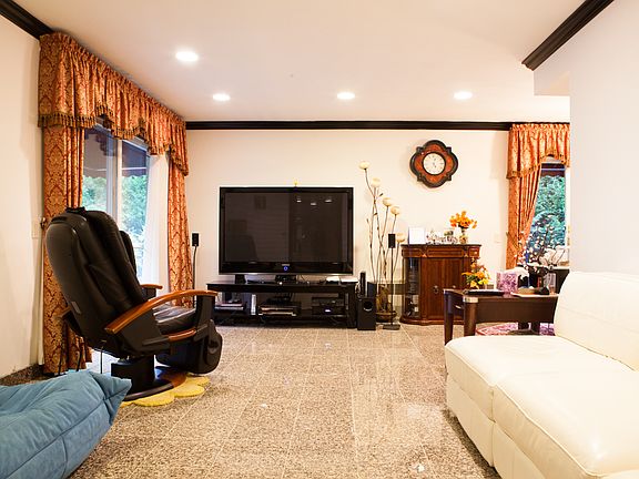 2nd image of 25006 Thornhill Ave