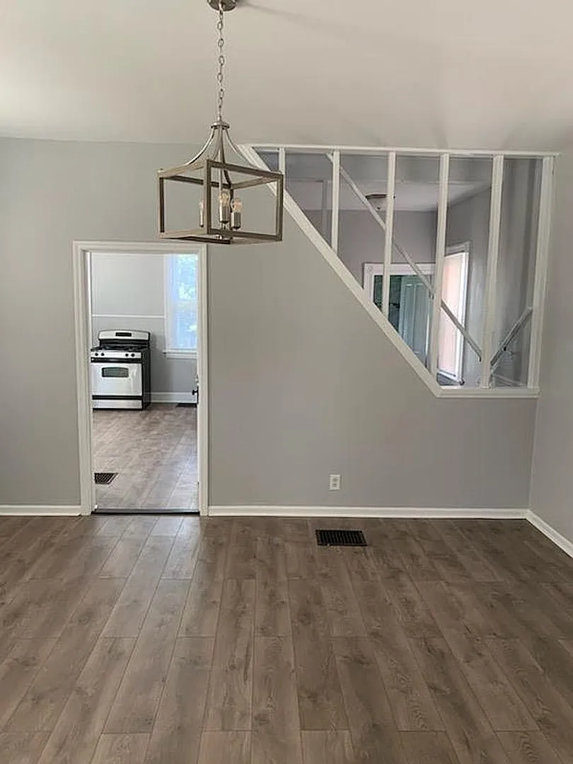 Beautifully Renovated 3-Bedroom Home with Off-Street Parking in South City — Photo 3