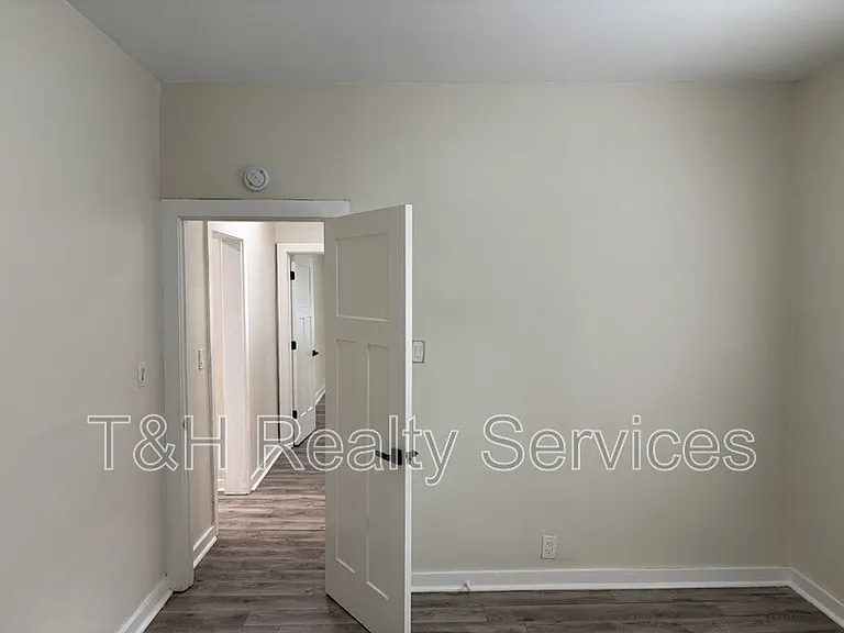 320 W 39th St — Photo 15