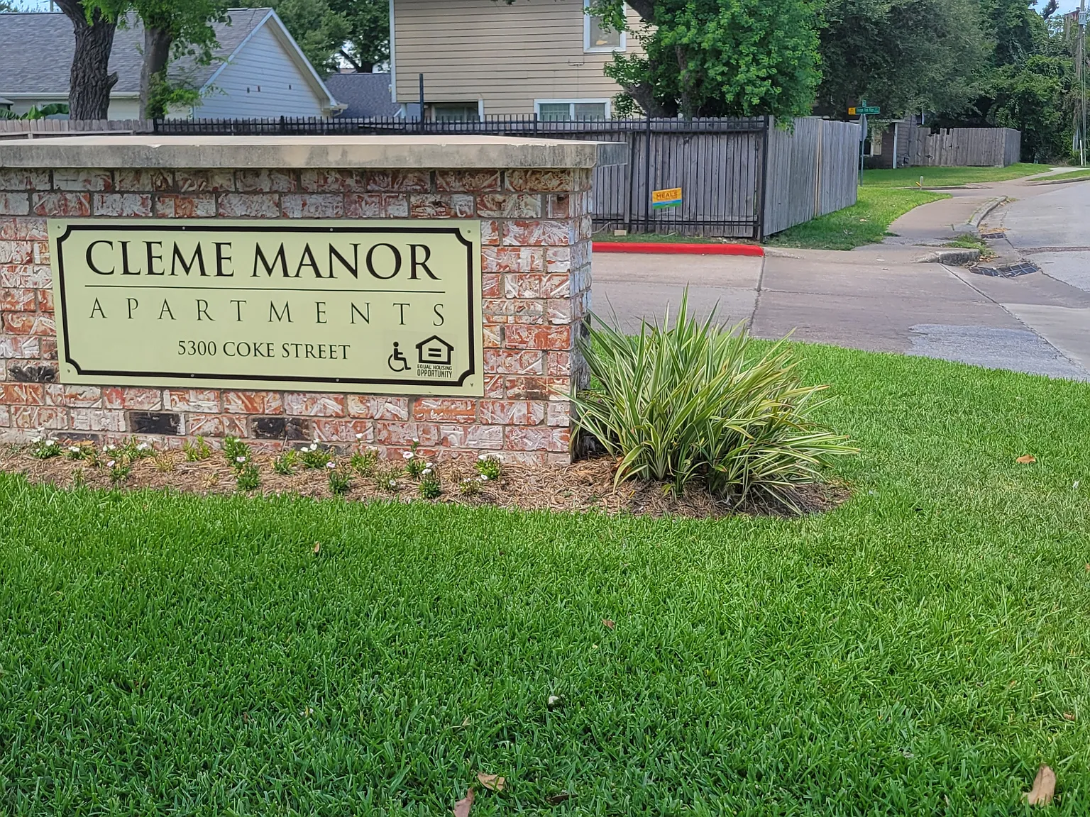Cleme Manor — Photo 3