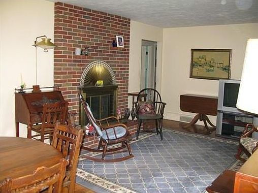 3rd image of 215 E Bessemaur Dr