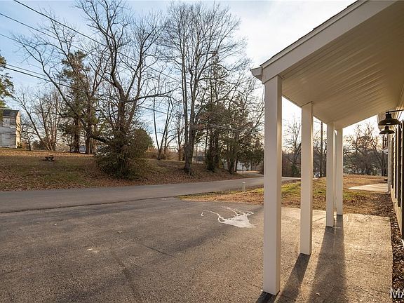 3rd image of 305 Cape Rd