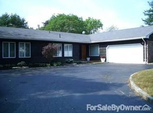 12 Quintree Ln, Melville, NY 11747