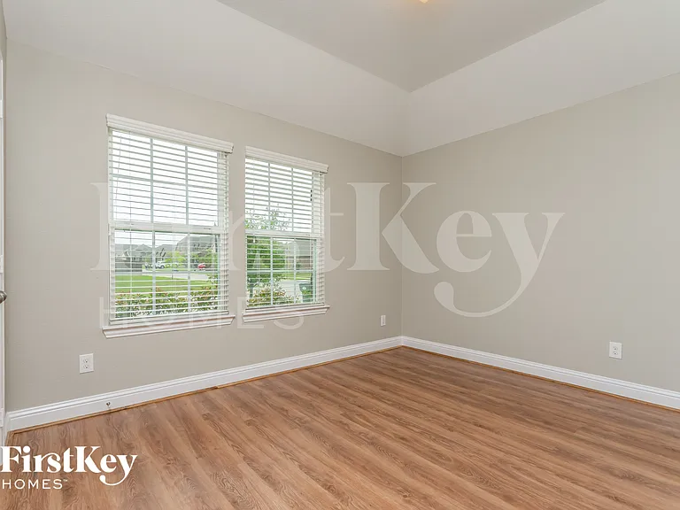 605 England St — Photo 12