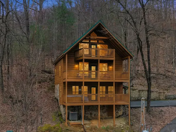 1739 Sky View Dr W, Sevierville, TN 37876