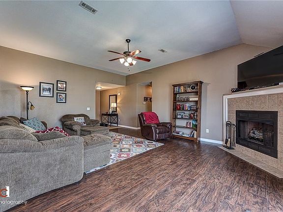 5th image of 1390 Laurie Ln