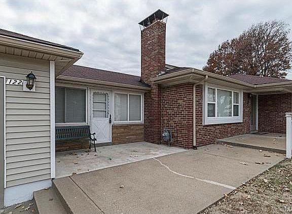 3rd image of 122 Tanzberger Dr