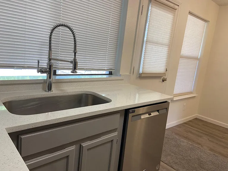 219 Meadow Ct #B — Photo 8