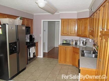 Kitchen
						:
						Kitchen is complete with ceramic floor, oak cabinets, and stainless appliances.