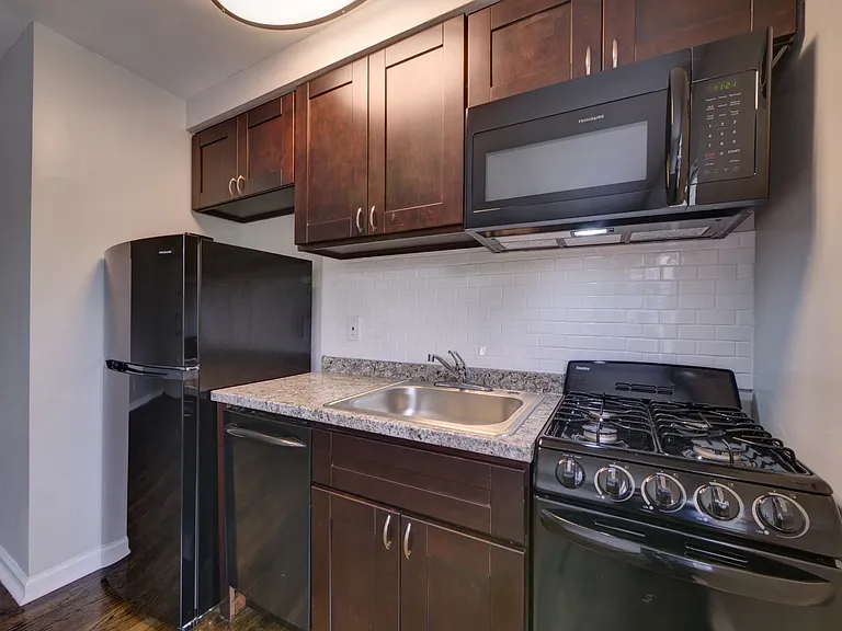 Windsor Apartments — Photo 6