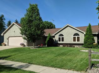 1294 Heather Cir, Oconomowoc, WI 53066
