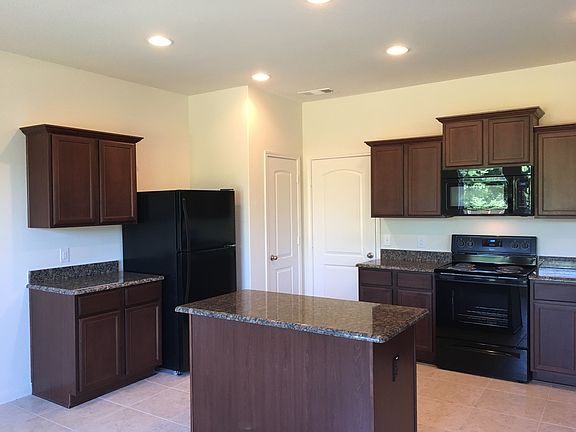 5th image of 1600 Persimmon Dr