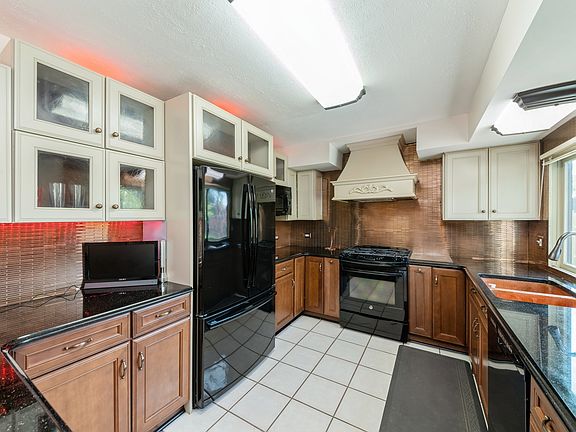 5th image of 611 Lakeview Ct