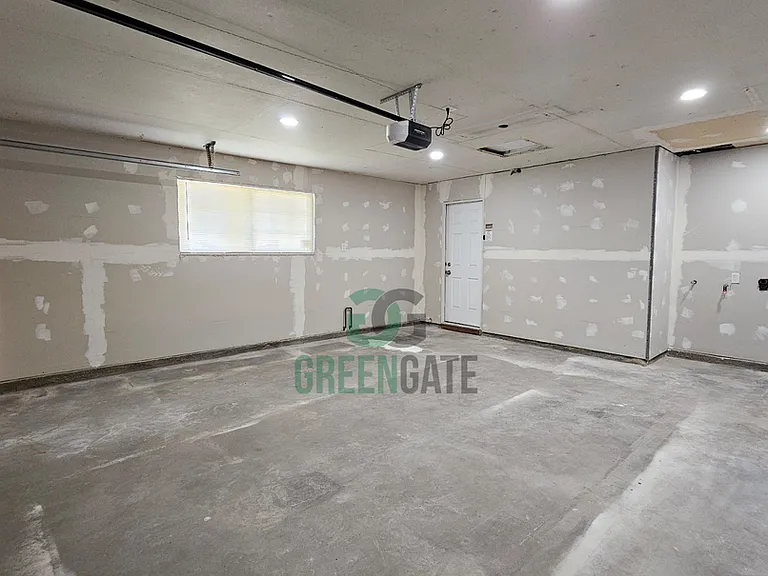 901 Valente Way — Photo 33