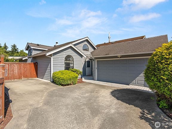 3rd image of 7612 Colony Court NE