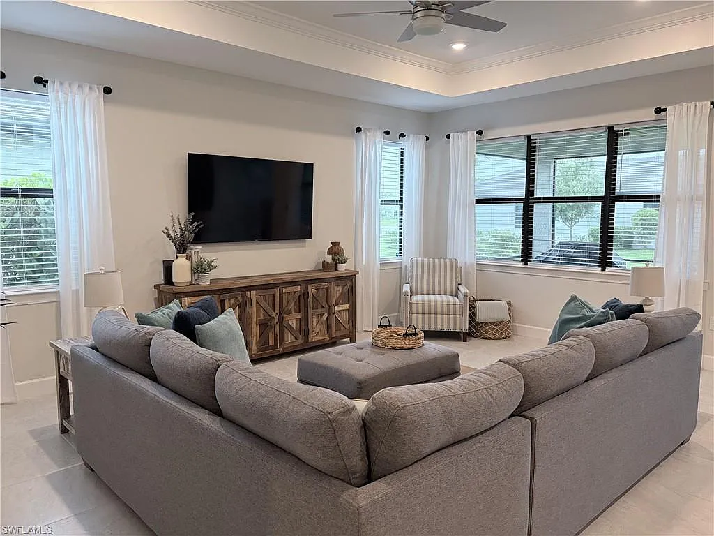 3 bed, 2.0 bath, 2081 sqft, $6,950 — Photo 3