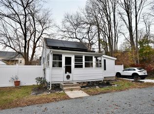 333 Kennedy Dr, Putnam, CT 06260