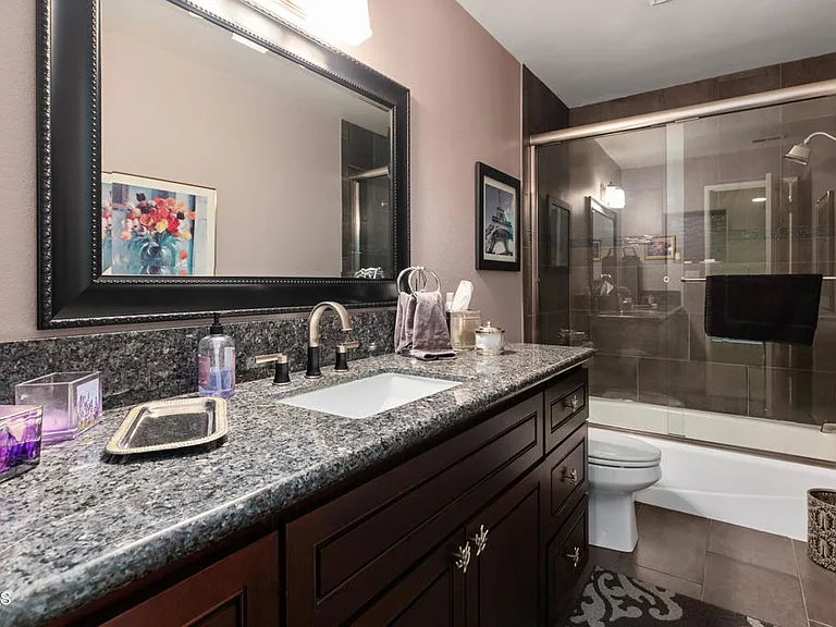 1234 E Tujunga Ave — Photo 41