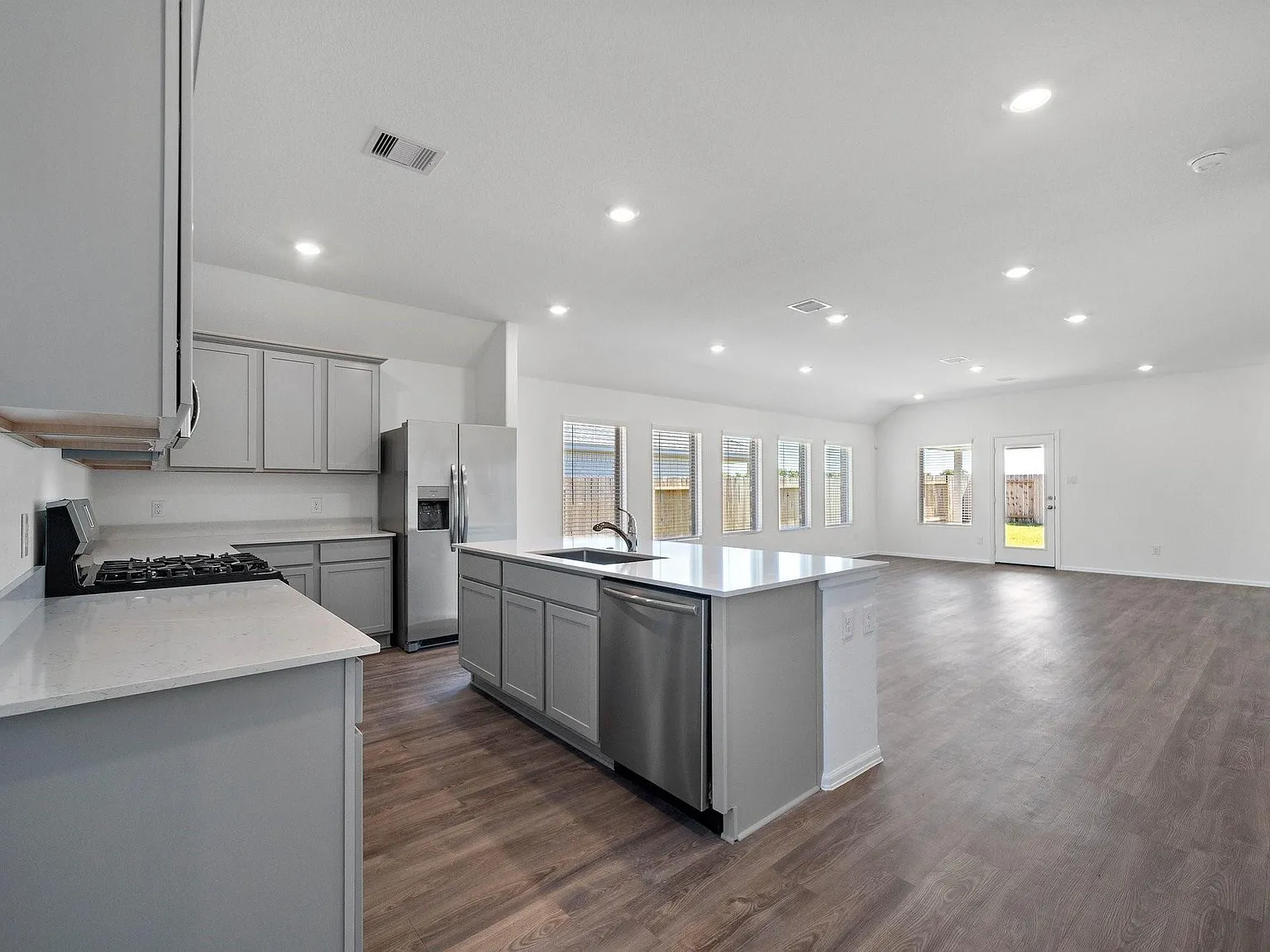 4 bed, 2.0 bath, 1932 sqft, $2,250 — Photo 3
