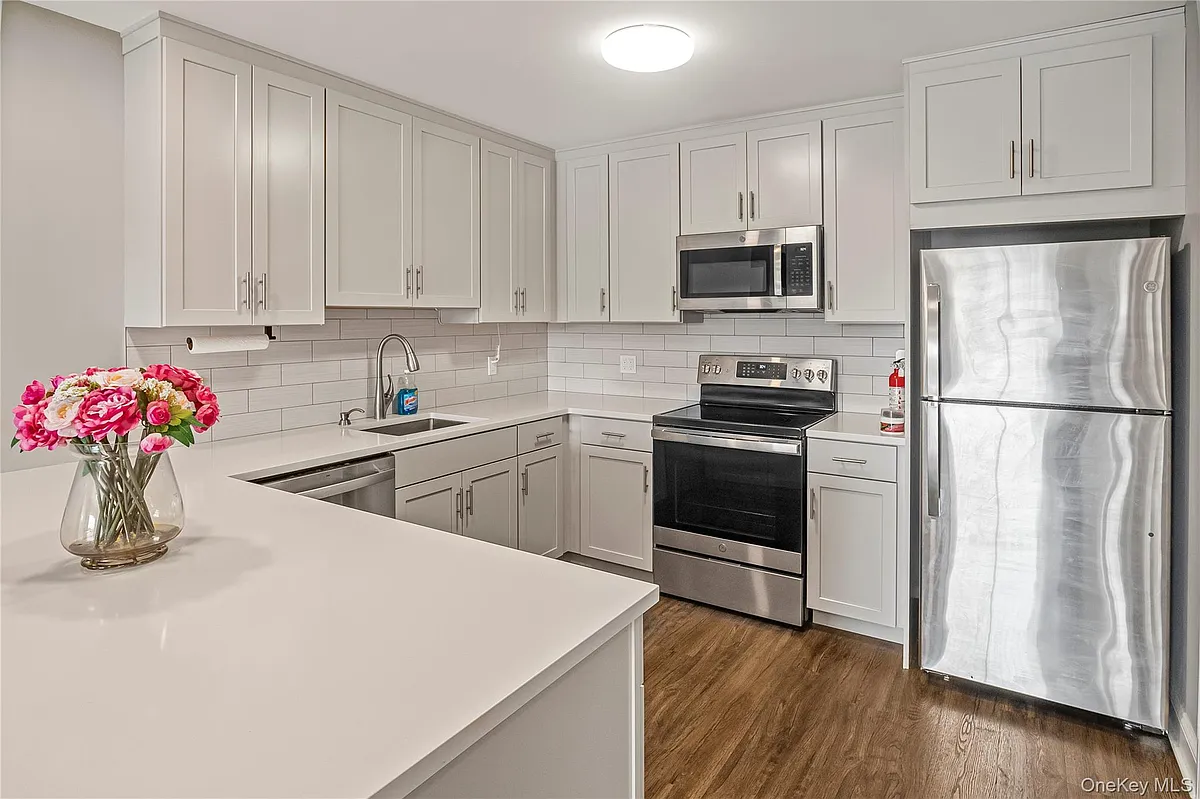 Building Photo - 17 N William St #203
