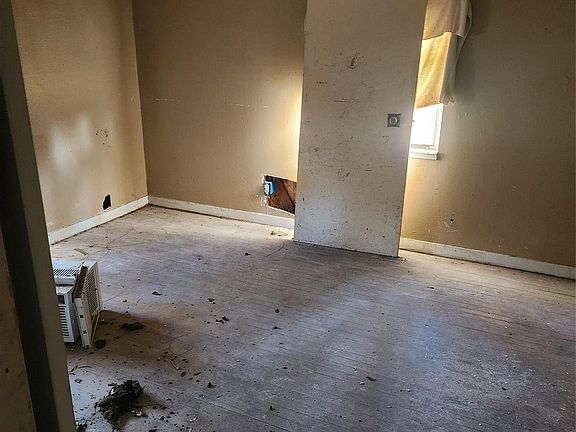 3rd image of 903 Peach Spring Dr