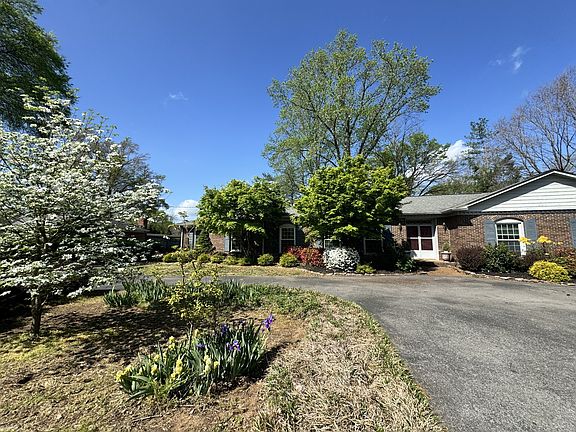 3rd image of 315 Oakvale Dr