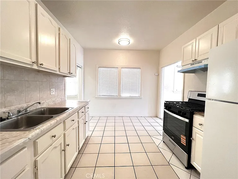 3919 Walton Ave — Photo 7