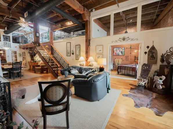 271 W Washington St Unit 220, Madison, GA 30650