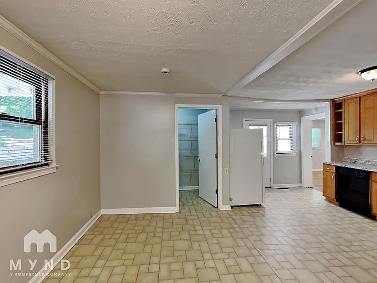 668 Scott Cir — Photo 8