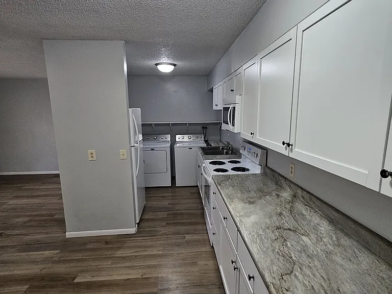 1112 Oakview Dr #9 — Photo 3