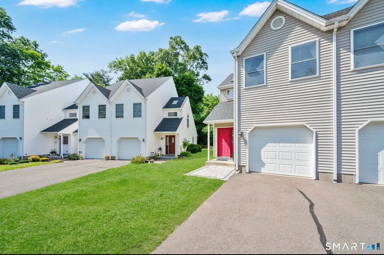 2 bed, 1.5 bath, 1087 sqft, $2,100 — Photo 2